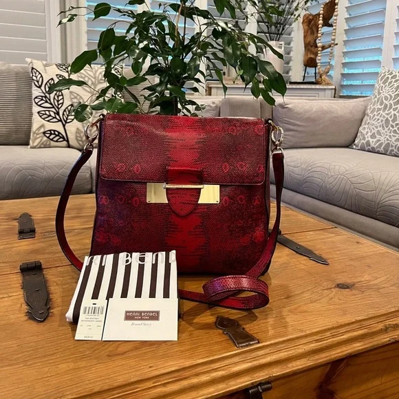 HENRI BENDEL NWOT The Whitney Lizard Messenger Bag w/ dust bag - Picture 7 of 16